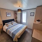 19 Cosy Bord De Lac, Dans Domaine Avec Piscine Couverte Accueil 4 Voyageurs Loumaelou Labouheyre