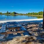19 Cosy Bord De Lac, Dans Domaine Avec Piscine Couverte Accueil 4 Voyageurs Loumaelou *